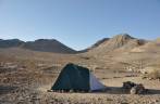 Nosso acampamento em meio a bela paisagem perto da Race Track, no Death Valley National Park, na Califórnia - EUA